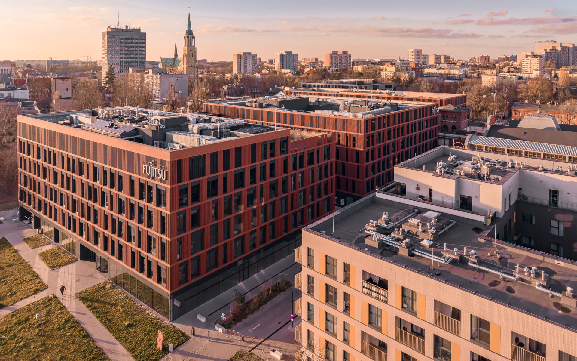 Archicom, Biurowce, Budownictwo, Budynki biurowe, Centrum, Dzielnica biznesowa, FUZJA, Fasady, Fotografia architektury, Komercyjne, Kompleks biurowy, Krajobraz miejski, Materiały, Nieruchomości, Nowa zabudowa, Nowoczesna, Obiekty użyteczności publicznej, PATRYK GRĄDYS FOTOGRAFIA. archicom, Panele elewacyjne, Panorama, Patryk Grądys, Perspektywa, Przestrzeń miejska, Rozwój miejski, Urbanistyka, Widok z góry, Wysoka, Z lotu ptaka, Zachód słońca, Złota godzina, architektura, fotograf, fotografia, lofty, miasto, Światło